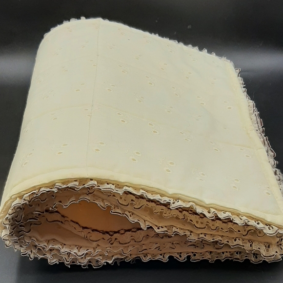 Vintage Farmhouse Decor Cream Eyelet Fabric Placemat Set of 4 Handmade Lace Trim - Picture 4 of 5